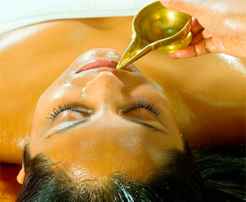 foto massagem shirodhara